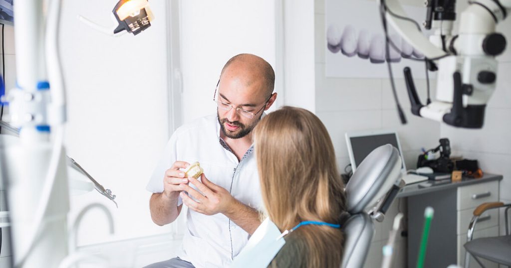 Apiñamiento dental explicación y tratamiento en Valencia y Silla