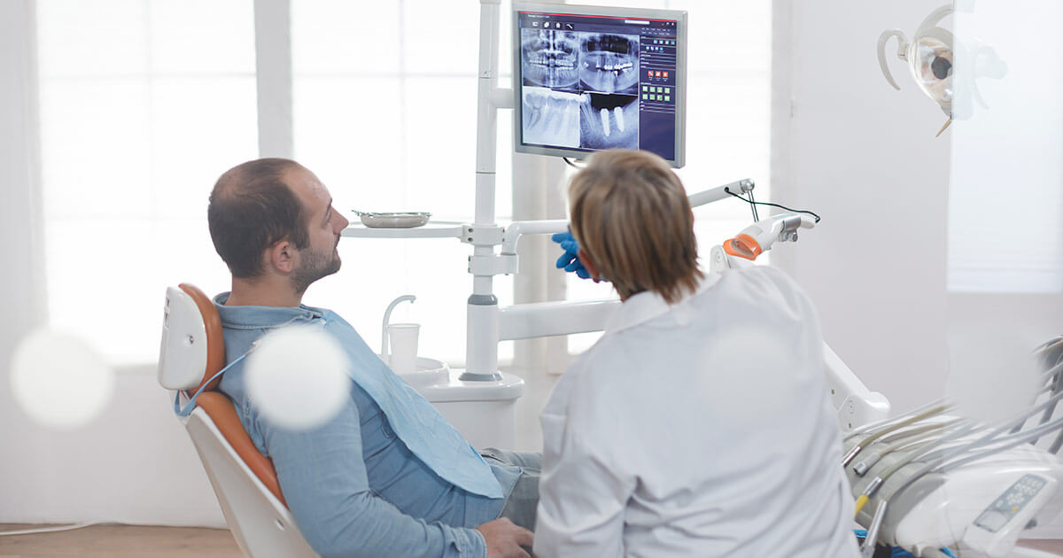 Paciente escuchando como será el procedimiento de la colocación de implantes dentales con poco hueso