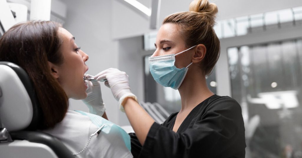 Paciente con sobremordida profunda tratada en la clínica dental de Valencia