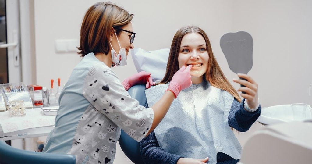 Paciente conociendo las diferencias entre los brackets autoligables vs convencionales