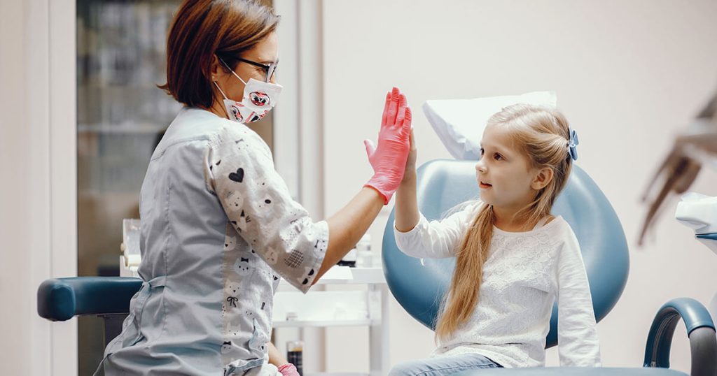 Odontopediatra explicando como se producen las caries infantiles