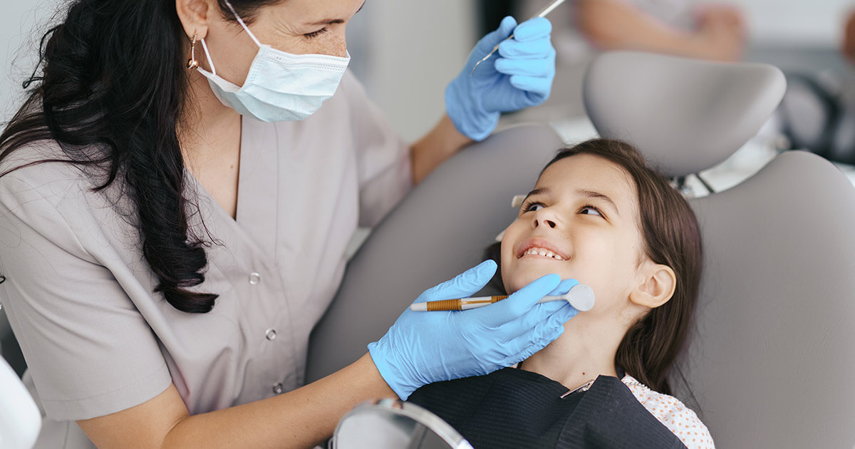 Odontopediatra realizando un empaste infantil después de un tratamiento de endodoncia