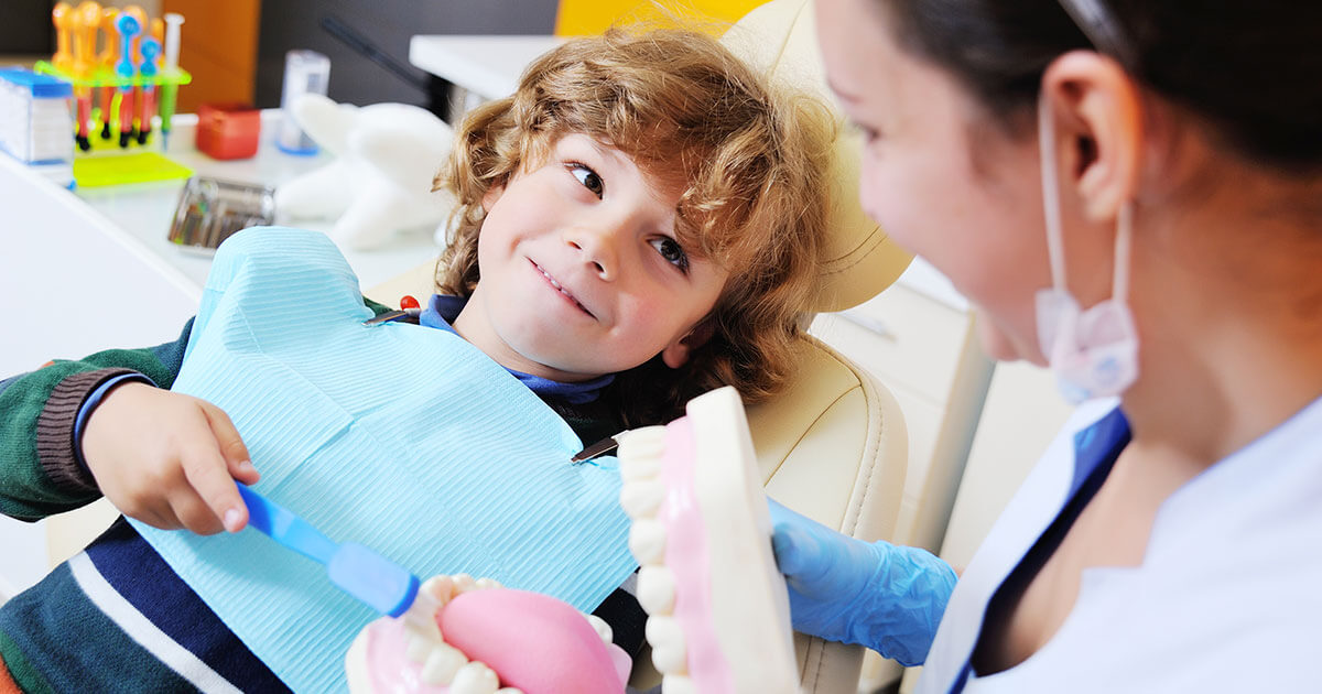 Odontopediatra tratando una endodoncia en niño para salvar el diente