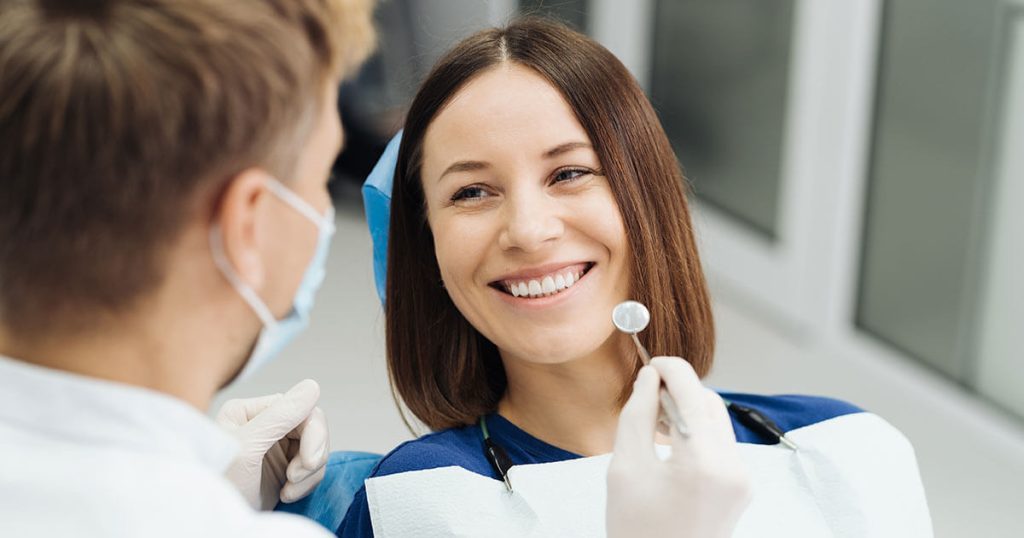 Paciente viendo los resultados de su odontología estética en nuestra clínica dental estética de Valencia.