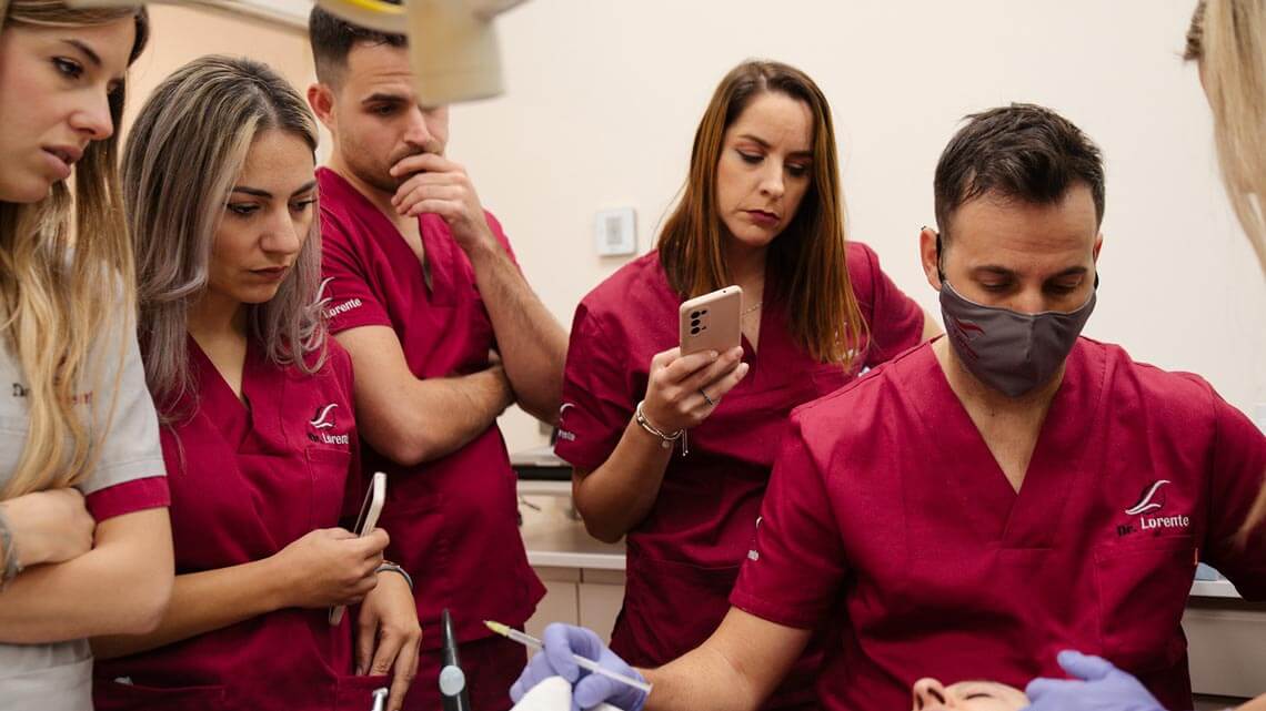 Equipo de Dentistas en Valencia y Silla trabajando junto al Dr. Lorente