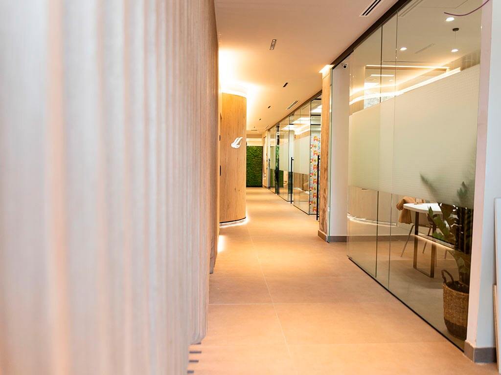 Centro medico y dental Dr. Lorente en Paseo Alameda Valencia pasillo