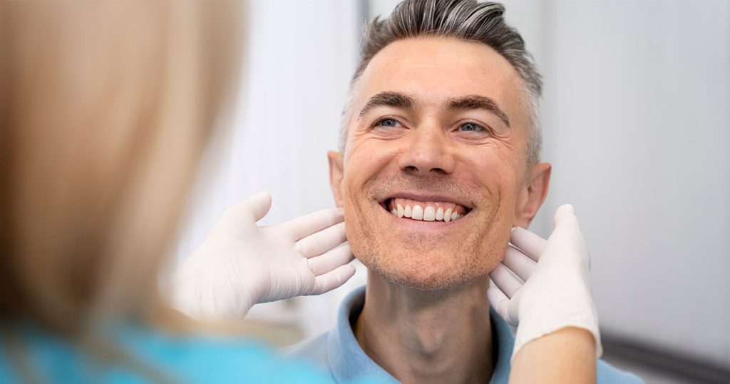 Paciente viendo cómo se solucionó su problema de dientes pequeños