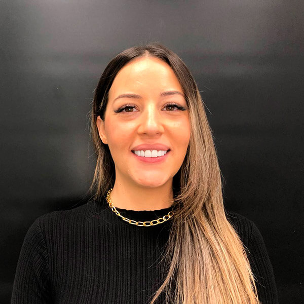 Paciente feliz con su tratamiento dental estético en la clínica dental de Valencia