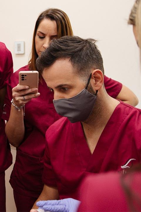 Dr. Lorente colocando implantes dentales a un paciente en el Centro Dental de Valencia