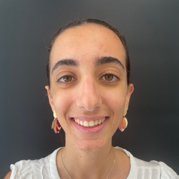 Sonrisa de Aroa sin sobremordida y dientes inferiores reubicados después de su tratamiento de ortododoncia en Clínica dental dr. Lorente Valencia
